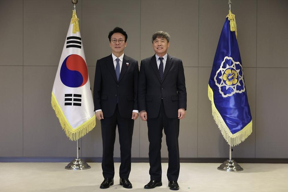 김민석 국무총리가 5일 세종 다솜로 정부세종청사에서 열린 차관급 임명장 수여식에서 임명장 전달 및 기념촬영을 하고 있다.