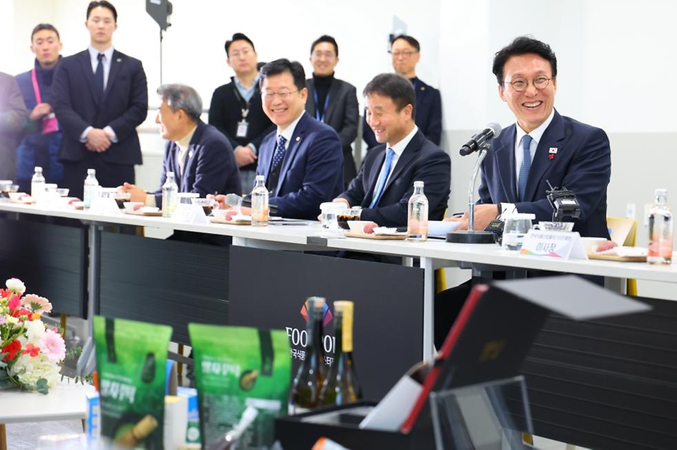 김민석 국무총리가 5일 전북 익산 한국식품산업클러스터진흥원 청년식품창업센터에서 열린 식품 창업기업 간담회를 주재하고 있다.