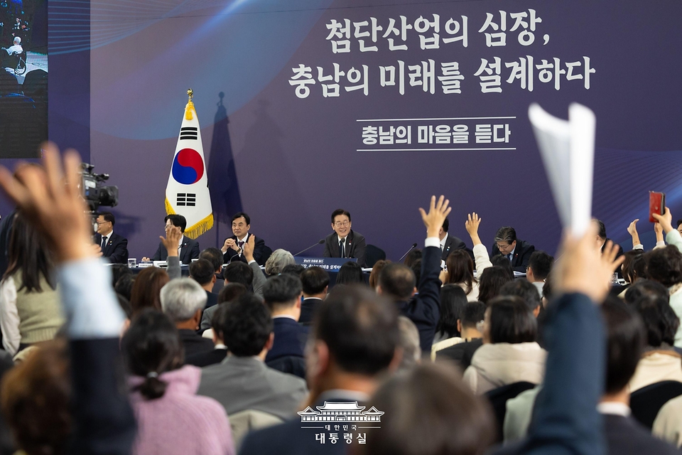 이재명 대통령이 5일 충남 천안시 한국기술교육대학교에서 열린 '충남의 마음을 듣다' 타운홀미팅에서 참석자들의 질문을 받고 있다.