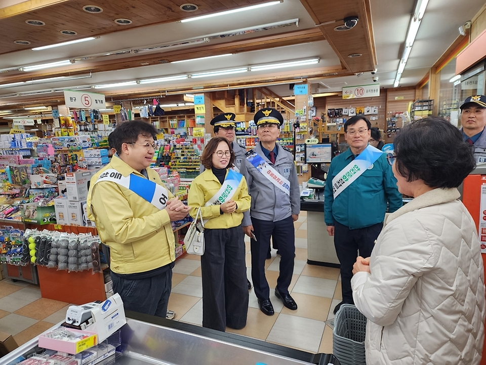 김용균 행정안전부 안전예방정책실장이 5일 전남 나주시 영산포초등학교를 찾아 아동보호구역과 아동안전지킴이집 관리 현황을 청취하고, 등하굣길 안전시설을 점검하고 있다.