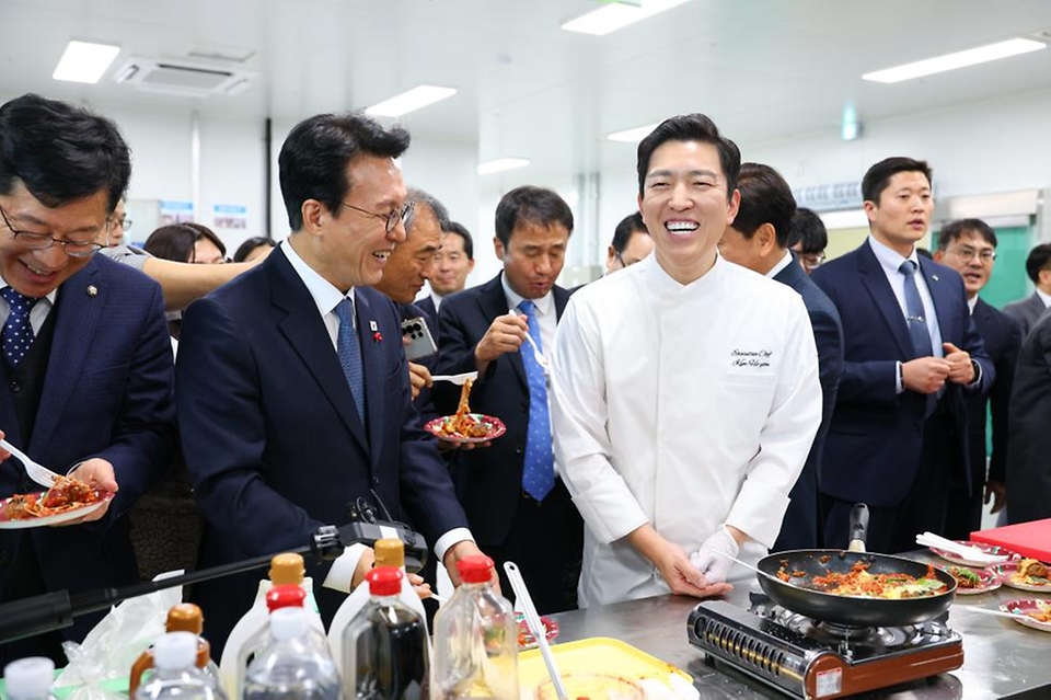 김민석 국무총리가 5일 전북 익산 한국식품산업클러스터진흥원 청년식품창업센터를 방문, 설명을 듣고 있다.