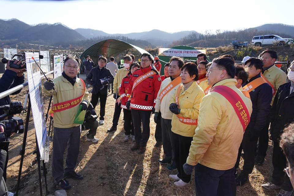 2025년 12월 3일 경북 안동시 임하면에서 송미령 농림축산식품부 장관, 김인호 산림청장, 이승돈 농촌진흥청장 등이 산불예방을 위한 영농부산물 파쇄 작업을 하고 있다.