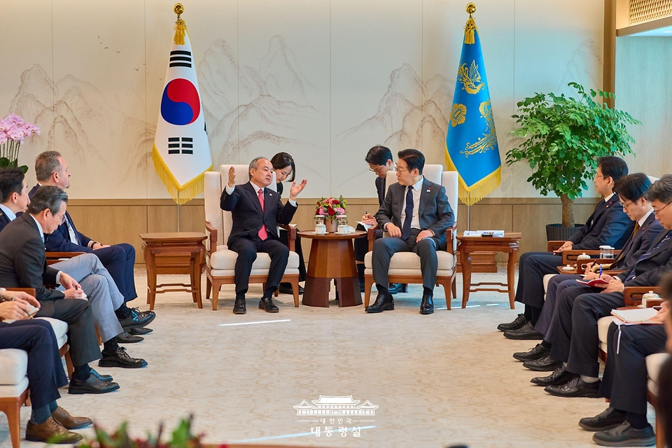 이재명 대통령이 5일 서울 용산 대통령실 청사에서 손정의 소프트뱅크그룹 회장 접견을 하고 있다. 