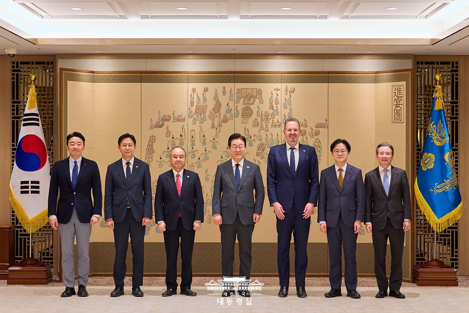 이재명 대통령이 5일 서울 용산 대통령실 청사에서 손정의 소프트뱅크그룹 회장을 접견하며 기념촬영을 하고 있다. 