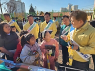 김용균 행정안전부 안전예방정책실장이 5일 전남 나주시 영산포초등학교에서 등하굣길 안전 캠페인을 진행하며, 학생들에게 어린이 약취·유인 예방 리플릿과 안전물품을 전달하고 있다.