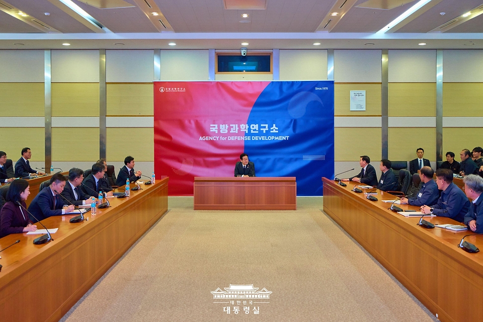 이재명 대통령이 5일 대전 유성구 국방과학연구소를 찾아 발언을 하고 있다.