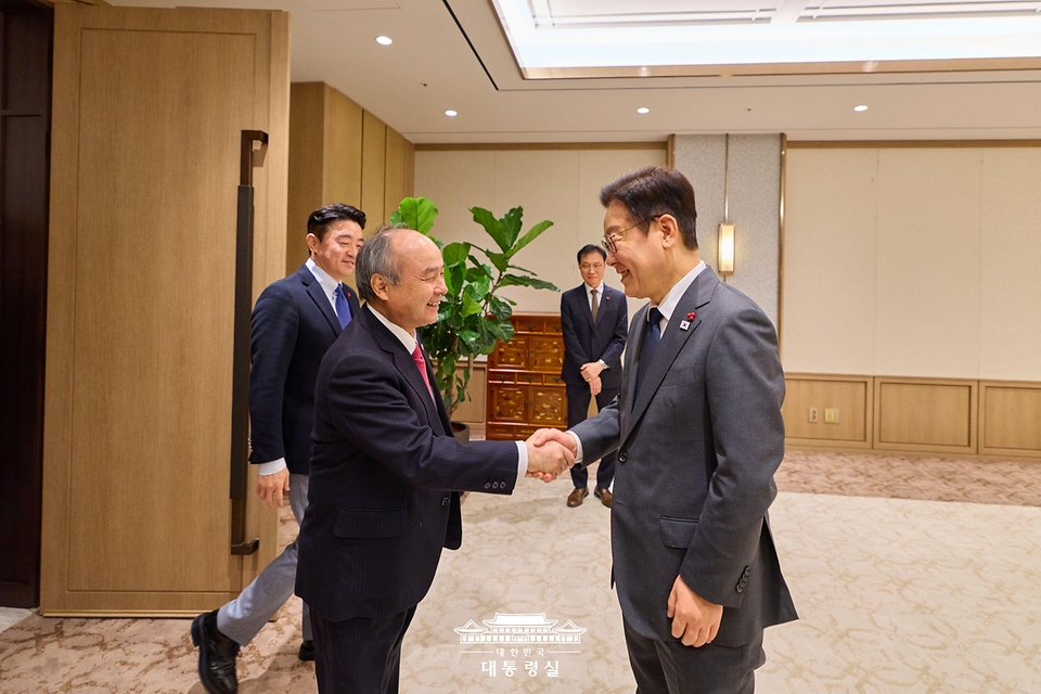 이재명 대통령이 5일 서울 용산 대통령실 청사에서 손정의 소프트뱅크그룹 회장 접견에 앞서 악수하고 있다.
