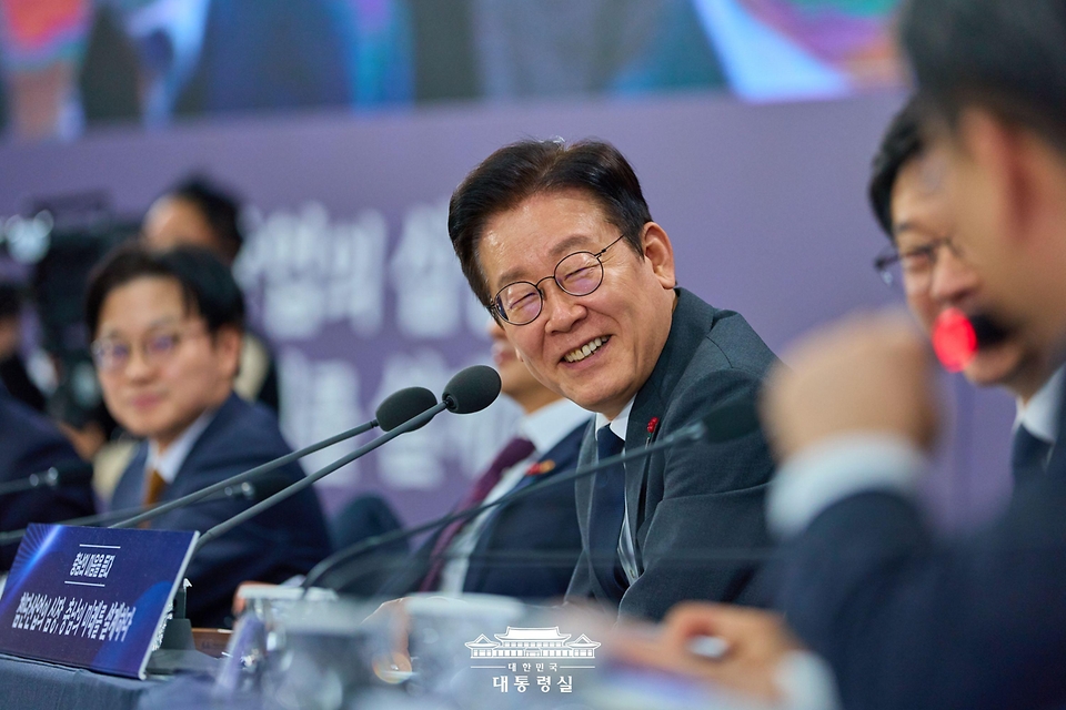 이재명 대통령이 5일 충남 천안시 한국기술교육대학교에서 열린 '충남의 마음을 듣다' 타운홀미팅에서 발언하고 있다.