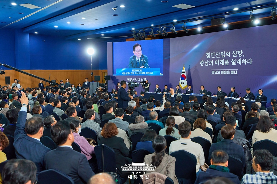 이재명 대통령이 5일 충남 천안시 한국기술교육대학교에서 열린 '충남의 마음을 듣다' 타운홀미팅에서 참석자들의 질문을 받고 있다.
