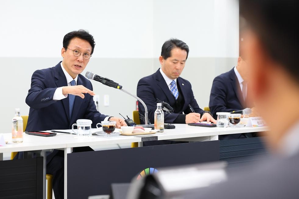 김민석 국무총리가 5일 전북 익산 한국식품산업클러스터진흥원 청년식품창업센터에서 열린 식품 창업기업 간담회를 주재하고 있다.