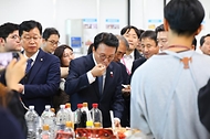 김민석 국무총리가 5일 전북 익산 한국식품산업클러스터진흥원 청년식품창업센터를 방문, 설명을 듣고 있다.