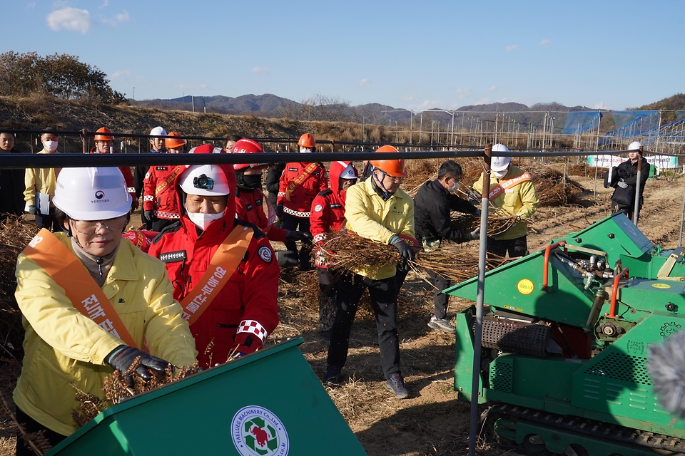 2025년 12월 3일 경북 안동시 임하면에서 송미령 농림축산식품부 장관, 김인호 산림청장, 이승돈 농촌진흥청장 등이 산불예방을 위한 영농부산물 파쇄 작업을 하고 있다.