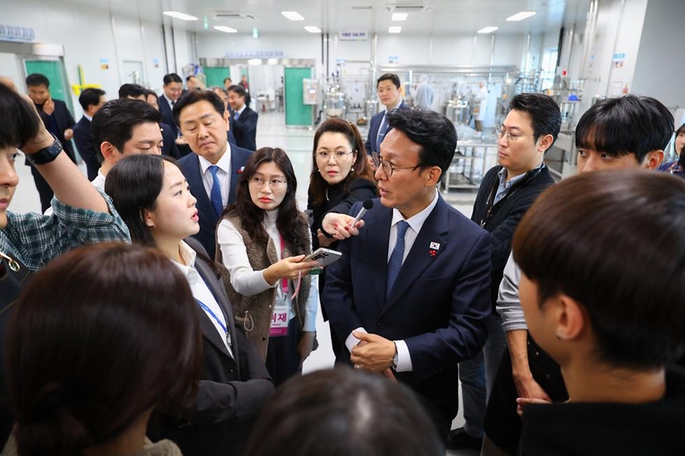 김민석 국무총리가 5일 전북 익산 한국식품산업클러스터진흥원 청년식품창업센터를 방문, 설명을 듣고 있다.