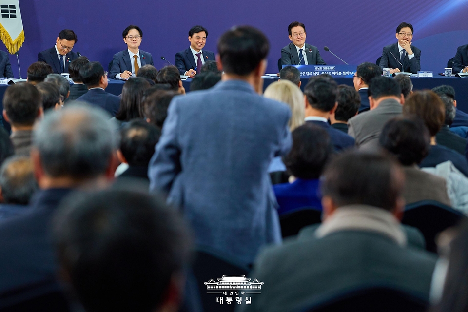 이재명 대통령이 5일 충남 천안시 한국기술교육대학교에서 열린 '충남의 마음을 듣다' 타운홀미팅에서 참석자들의 질문을 듣고 있다.