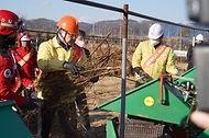 2025년 12월 3일 경북 안동시 임하면에서 송미령 농림축산식품부 장관, 김인호 산림청장, 이승돈 농촌진흥청장 등이 산불예방을 위한 영농부산물 파쇄 작업을 하고 있다.