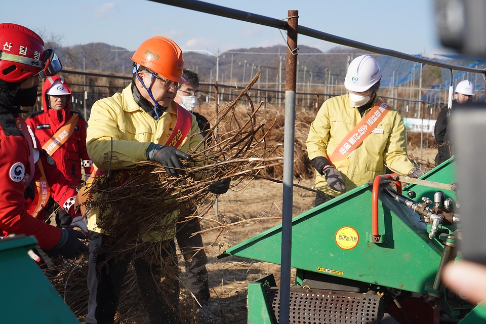 2025년 12월 3일 경북 안동시 임하면에서 송미령 농림축산식품부 장관, 김인호 산림청장, 이승돈 농촌진흥청장 등이 산불예방을 위한 영농부산물 파쇄 작업을 하고 있다.