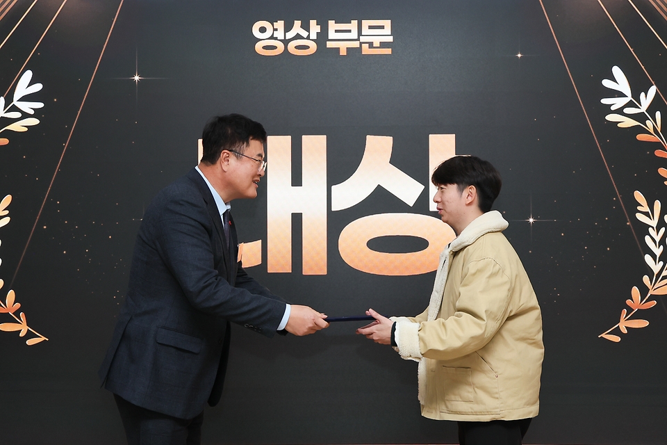 국민 시각에서 국정과제를 풀어낸 영상과 디자인 30건이 '내가 알리는 모두의 국정과제 영상·디자인 공모전' 수상작으로 선정됐다. 8일 서울 종로구 회의실 바이 필원에서 열린 시상식에서 김대현 문체부 2차관이 시상을 하고 수상자들을 격려했다.