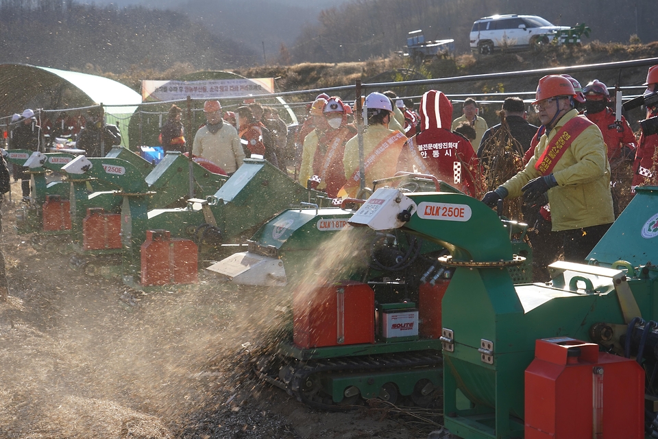 2025년 12월 3일 경북 안동시 임하면에서 송미령 농림축산식품부 장관, 김인호 산림청장, 이승돈 농촌진흥청장 등이 산불예방을 위한 영농부산물 파쇄 작업을 하고 있다.