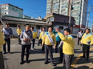 김용균 행정안전부 안전예방정책실장이 5일 전남 나주시 영산포초등학교를 찾아 아동보호구역과 아동안전지킴이집 관리 현황을 청취하고, 등하굣길 안전시설을 점검하고 있다.