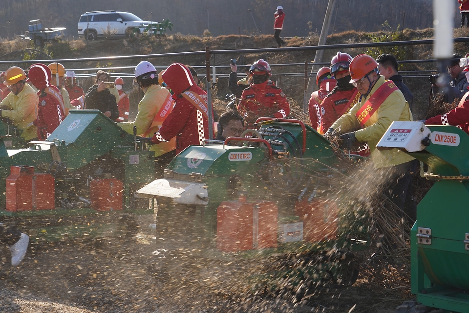 2025년 12월 3일 경북 안동시 임하면에서 송미령 농림축산식품부 장관, 김인호 산림청장, 이승돈 농촌진흥청장 등이 산불예방을 위한 영농부산물 파쇄 작업을 하고 있다.