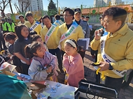 김용균 행정안전부 안전예방정책실장이 5일 전남 나주시 영산포초등학교에서 등하굣길 안전 캠페인을 진행하며, 학생들에게 어린이 약취·유인 예방 리플릿과 안전물품을 전달하고 있다.