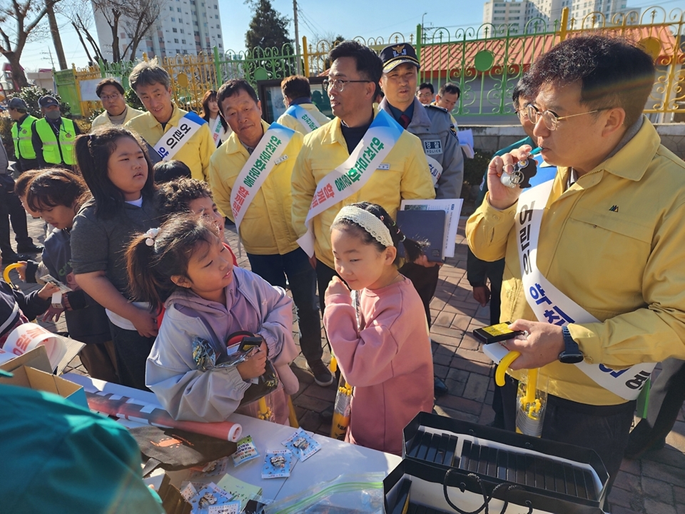 김용균 행정안전부 안전예방정책실장이 5일 전남 나주시 영산포초등학교에서 등하굣길 안전 캠페인을 진행하며, 학생들에게 어린이 약취·유인 예방 리플릿과 안전물품을 전달하고 있다.