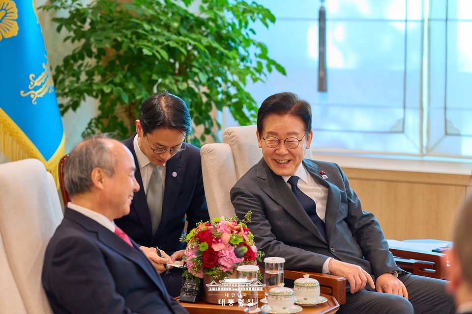 이재명 대통령이 5일 서울 용산 대통령실 청사에서 손정의 소프트뱅크그룹 회장 접견을 하고 있다. 