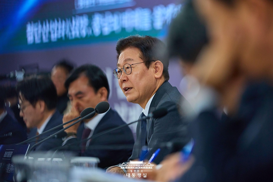 이재명 대통령이 5일 충남 천안시 한국기술교육대학교에서 열린 '충남의 마음을 듣다' 타운홀미팅에서 발언하고 있다.