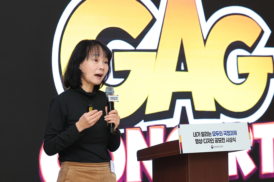 국민 시각에서 국정과제를 풀어낸 영상과 디자인 30건이 '내가 알리는 모두의 국정과제 영상·디자인 공모전' 수상작으로 선정됐다. 8일 서울 종로구 회의실 바이 필원에서 열린 시상식에서 김대현 문체부 2차관이 시상을 하고 수상자들을 격려했다.