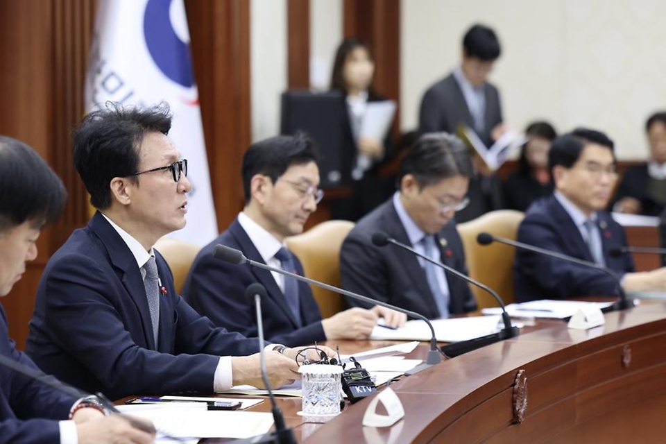 김민석 국무총리가 10일 세종대로 정부서울청사에서 열린 국가정책조정회의를 주재, 모두발언을 하고 있다.