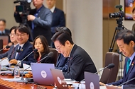 이재명 대통령이 9일 서울 용산 대통령실 청사에서 열린 국무회의를 주재하고 있다.