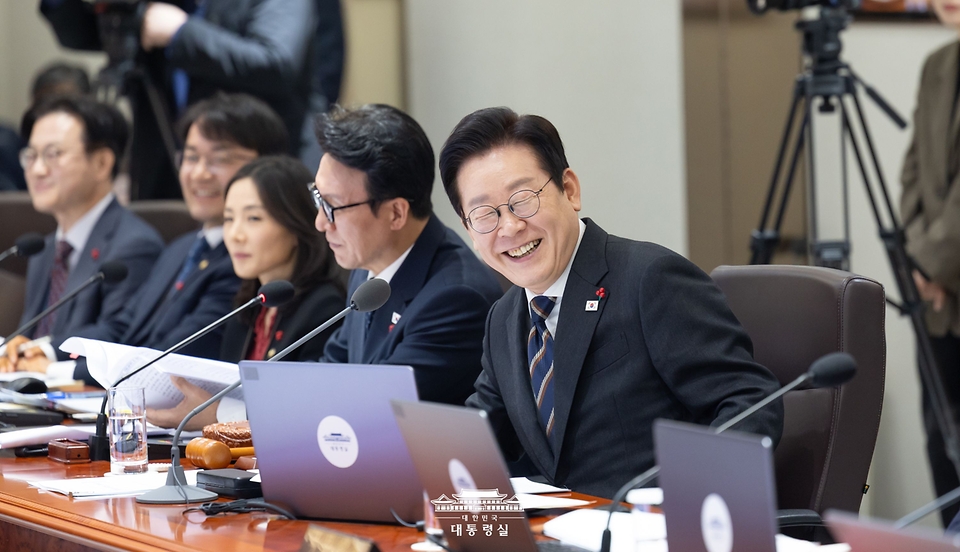 이재명 대통령이 9일 서울 용산 대통령실 청사에서 열린 국무회의를 주재하고 있다. 