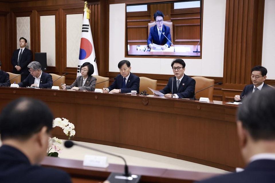 김민석 국무총리가 10일 세종대로 정부서울청사에서 열린 국가정책조정회의를 주재, 모두발언을 하고 있다.