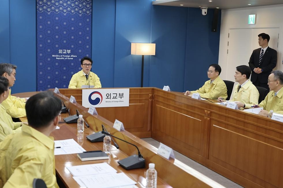 김민석 국무총리가 9일 세종대로 정부서울청사에서 열린 재외국민 보호 점검회의를 주재하고 있다.