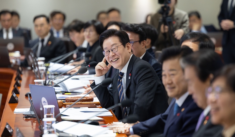 이재명 대통령이 9일 서울 용산 대통령실 청사에서 열린 국무회의를 주재하고 있다.