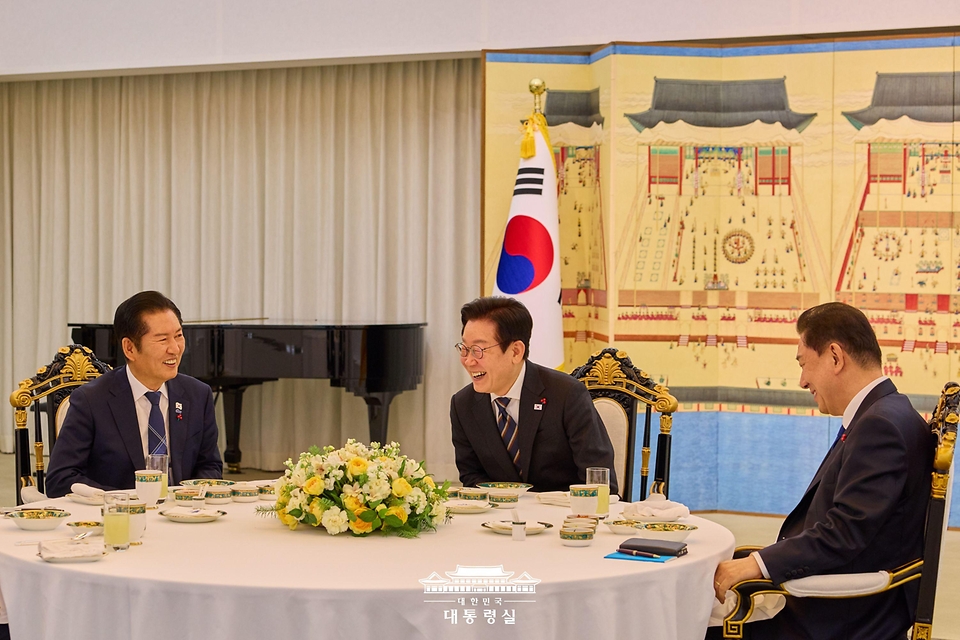 이재명 대통령이 9일 서울 한남동 관저에서 정청래 더불어민주당 대표, 김병기 원내대표와 만찬 회동을 하고 있다.