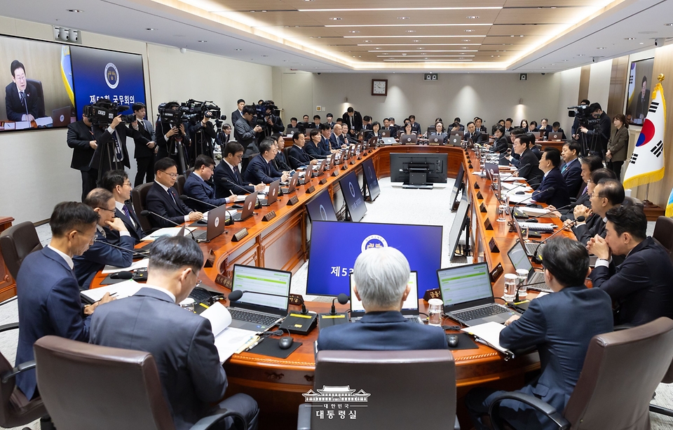 이재명 대통령이 9일 서울 용산 대통령실 청사에서 열린 국무회의에서 발언하고 있다. 
