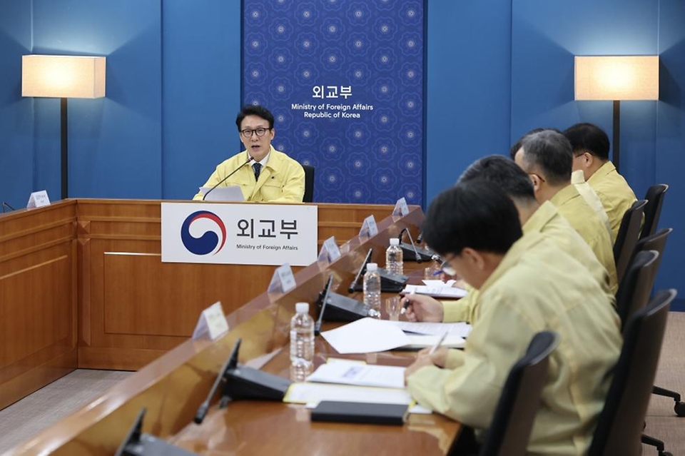 김민석 국무총리가 9일 세종대로 정부서울청사에서 열린 재외국민 보호 점검회의를 주재하고 있다.