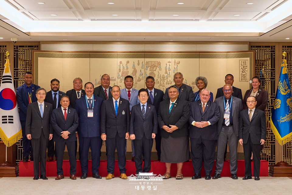 이재명 대통령이 10일 용산 대통령실에서 한-태평양도서국 외교장관회의 참석차 방한한 외교장관 일행과 기념촬영하고 있다.