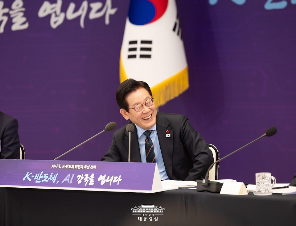 이재명 대통령이 10일 용산 대통령실에서 열린 AI 시대의 K-반도체 비전과 육성전략 보고회에서 참석자의 발언을 경청하고 있다.