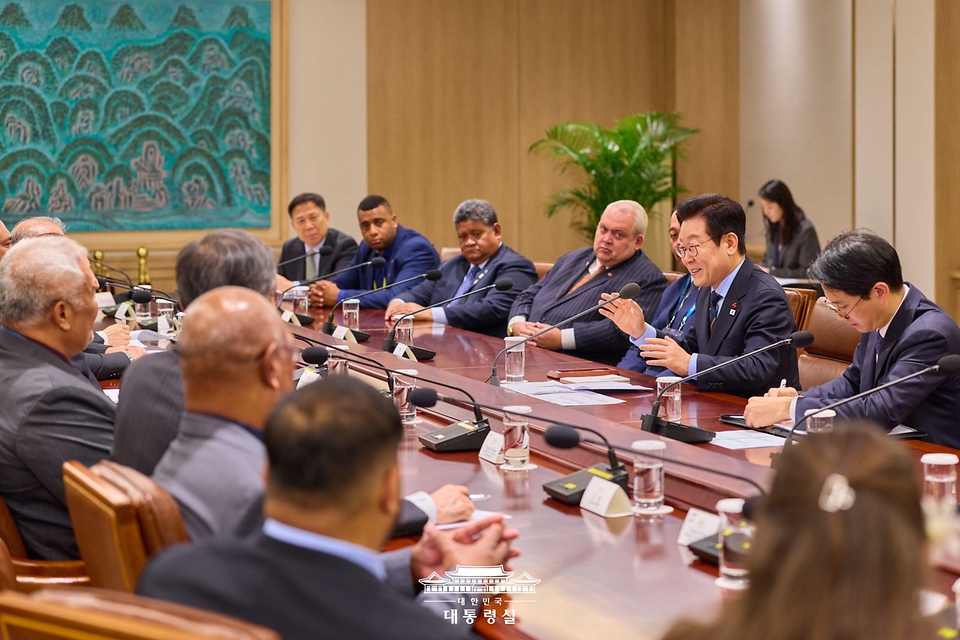 이재명 대통령이 10일 용산 대통령실에서 한-태평양도서국 외교장관회의 참석차 방한한 외교장관 일행을 접견하고 있다.