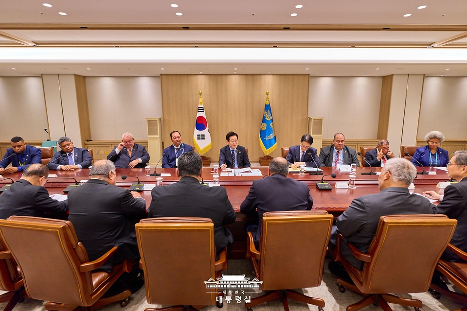 이재명 대통령이 10일 용산 대통령실에서 한-태평양도서국 외교장관회의 참석차 방한한 외교장관 일행을 접견하고 있다.