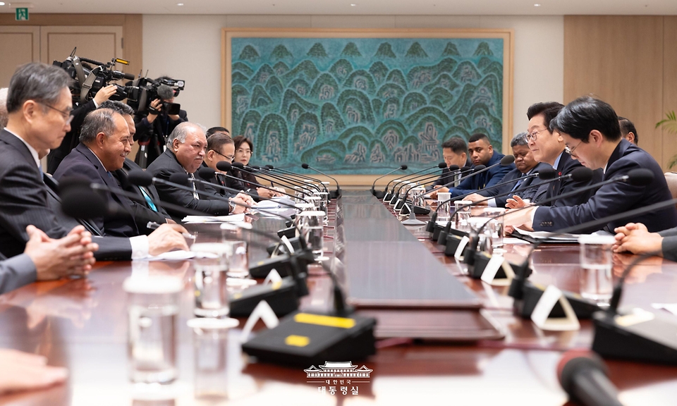 이재명 대통령이 10일 용산 대통령실에서 한-태평양도서국 외교장관회의 참석차 방한한 외교장관 일행을 접견하고 있다.