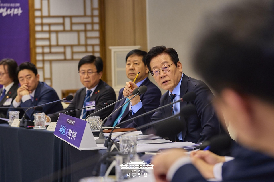 이재명 대통령이 10일 용산 대통령실에서 열린 AI 시대의 K-반도체 비전과 육성전략 보고회에서 발언하고 있다.