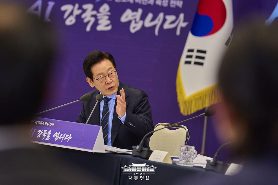 이재명 대통령이 10일 용산 대통령실에서 열린 AI 시대의 K-반도체 비전과 육성전략 보고회에서 발언하고 있다.