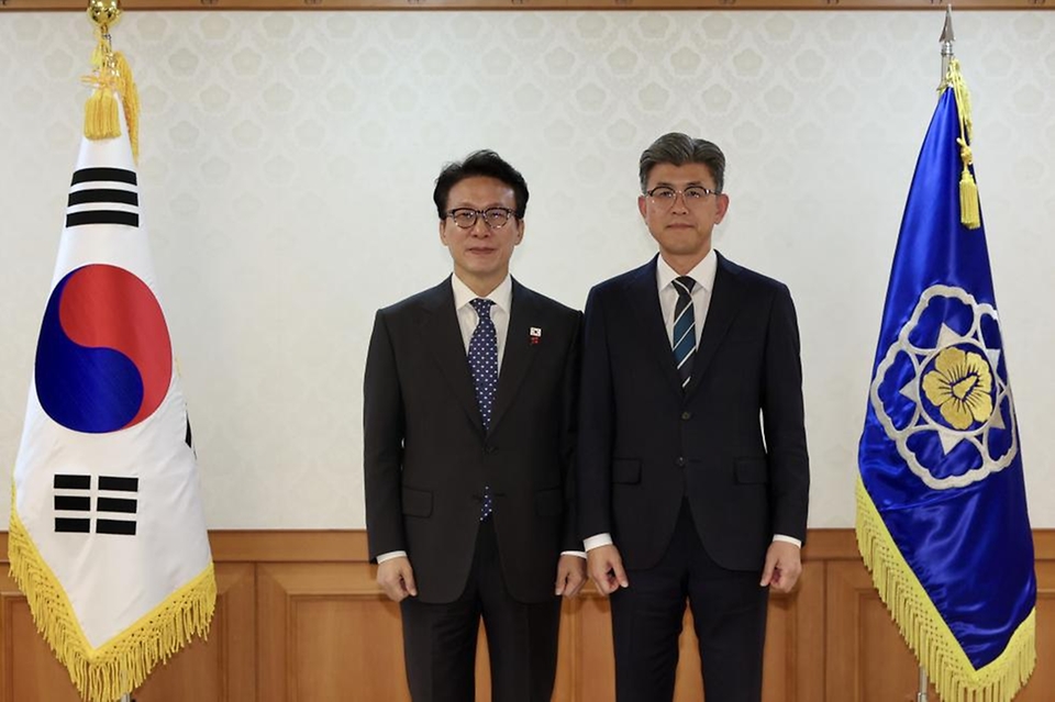 김민석 국무총리가 11일 세종대로 정부서울청사에서 의료혁신위원회 민간위원에게 위촉장을 수여하고 있다.