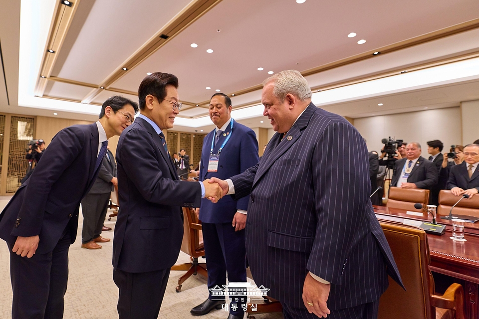 이재명 대통령이 10일 용산 대통령실에서 한-태평양도서국 외교장관회의 참석차 방한한 외교장관들과 인사하고 있다.