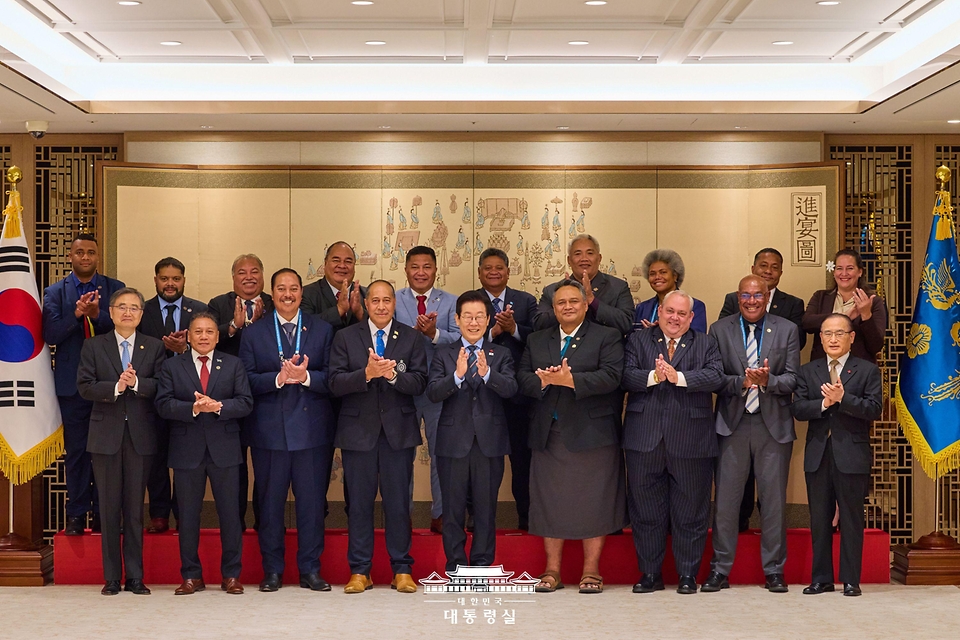 이재명 대통령이 10일 용산 대통령실에서 한-태평양도서국 외교장관회의 참석차 방한한 외교장관 일행과 기념촬영하고 있다.