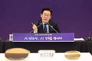 이재명 대통령이 10일 용산 대통령실에서 열린 AI 시대의 K-반도체 비전과 육성전략 보고회에서 발언하고 있다.