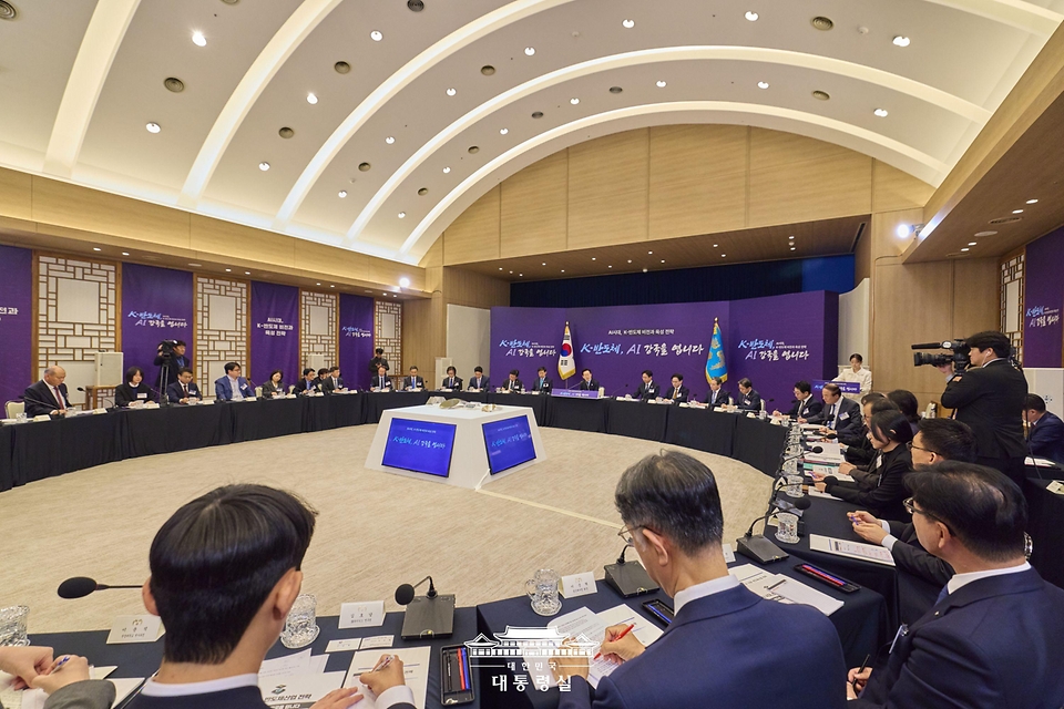이재명 대통령이 10일 용산 대통령실에서 열린 AI 시대의 K-반도체 비전과 육성전략 보고회에서 발언하고 있다.